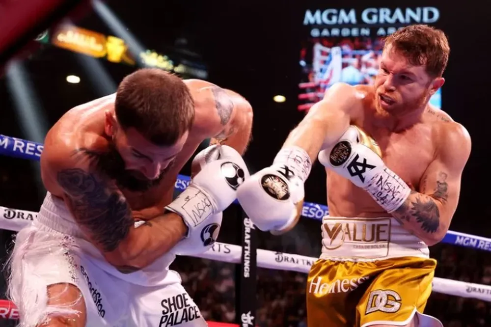 ‘Canelo’ Álvarez noqueó a Caleb Plant en Las Vegas y estableció un récord