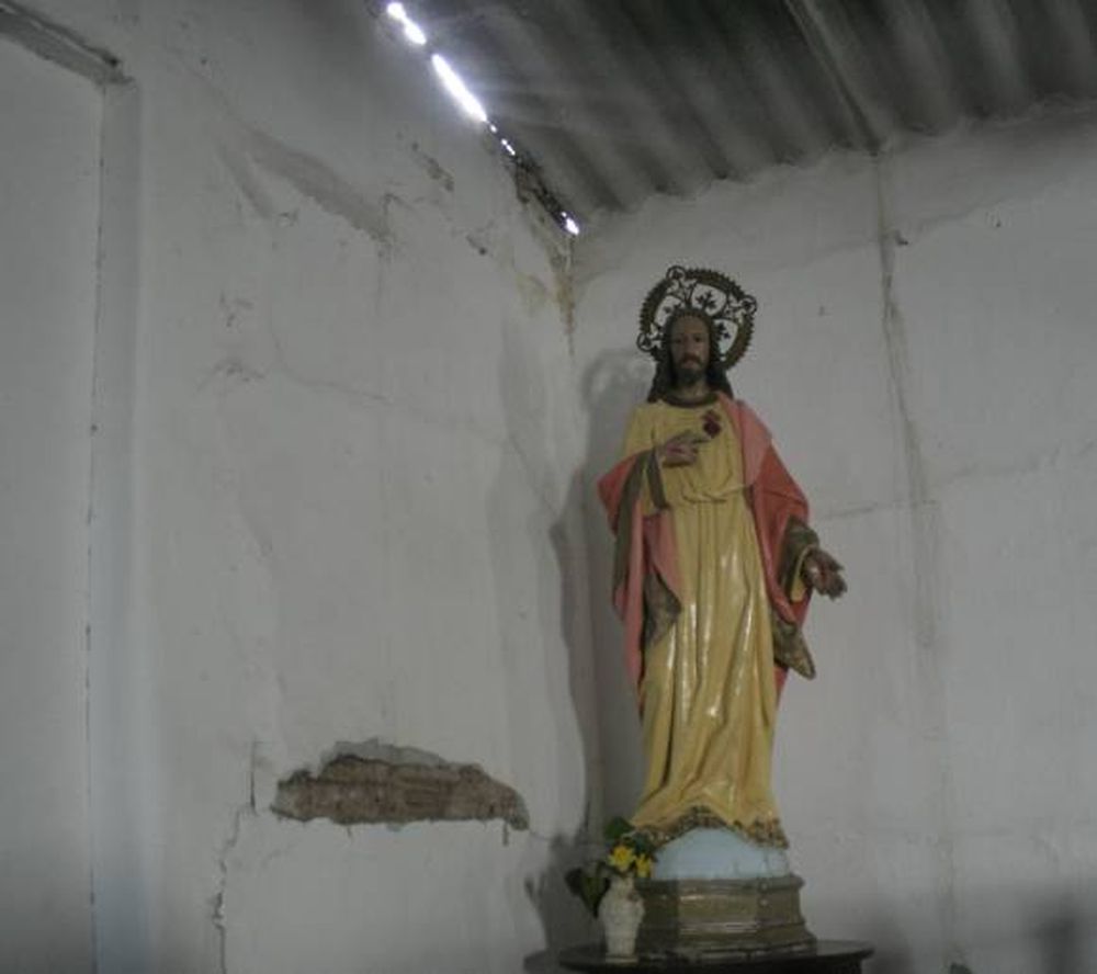 Una capilla de madera y chapa, por derrumbarse