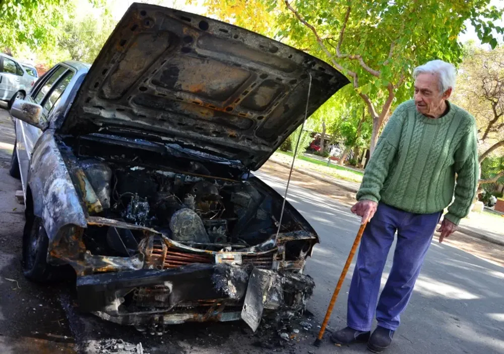 En abril lo asaltaron y quemaron su camioneta, ahora se le incendió el auto