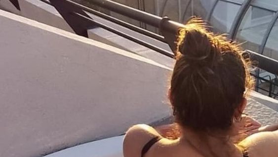 Le sacó una foto a su novia en vacaciones y descubrió un fantasma: la respuesta del hotel