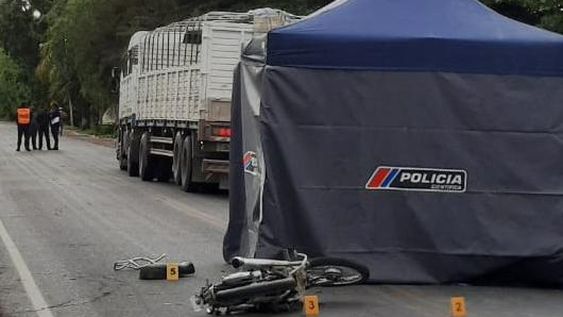 Quiso rebasar un vehículo y murió al chocar con un camión