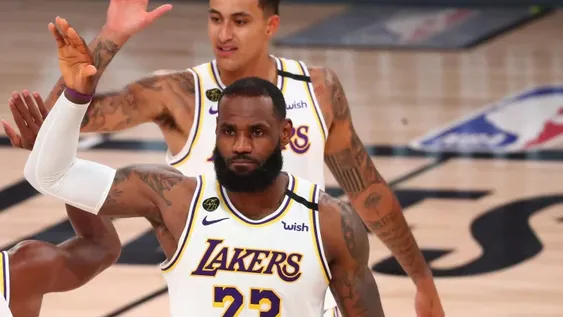 LeBron James ganó e hizo más historia