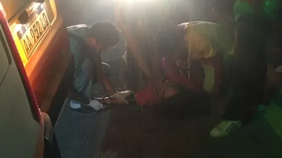 Iba en moto, lo chocó un auto y fue hospitalizado