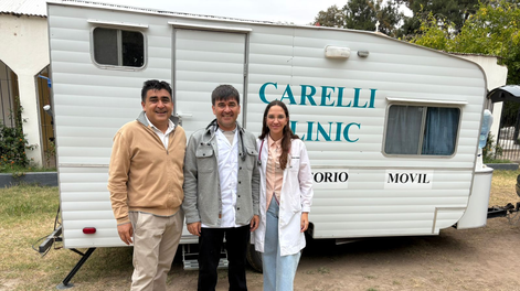 En el centro, Gerardo Carelli. A sus lados, los doctores Mauro Carelli y Antonela Hidalgo.