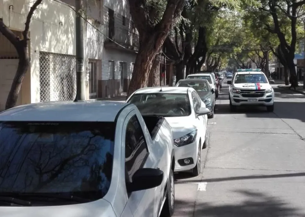 Llegó a su casa, vio a un ladrón adentro y lo persiguió varias cuadras hasta que lo detuvieron