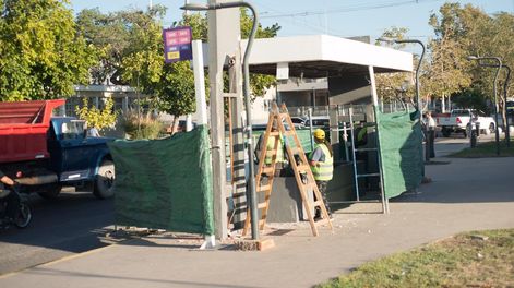En Rivadavia hoy se comenzó con la construcción de la segunda parada de colectivos climatizada.