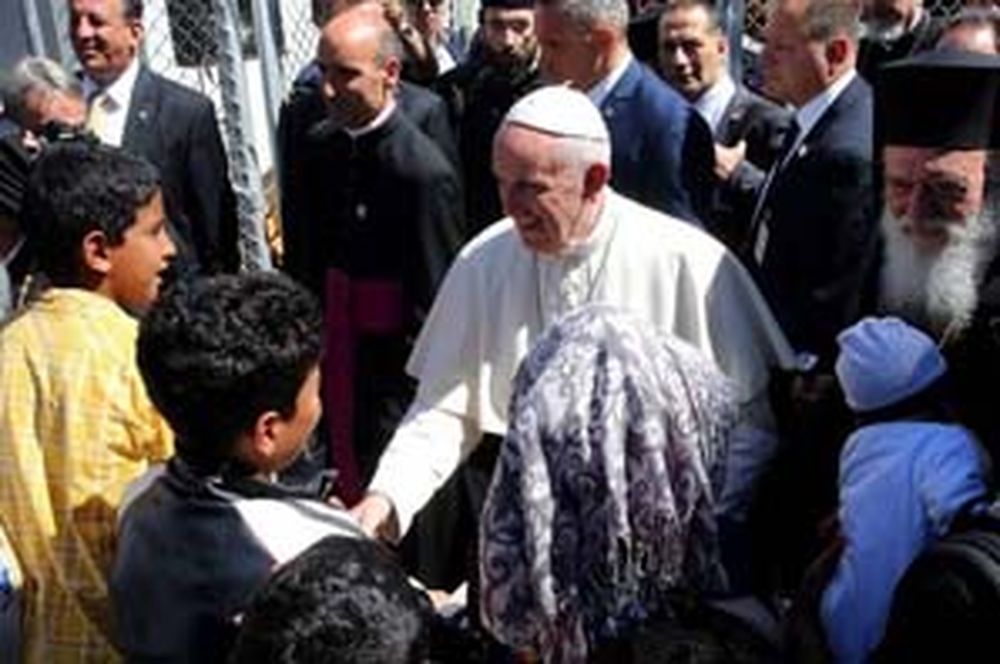 Francisco se rodeó de refugiados en la isla de Lesbos