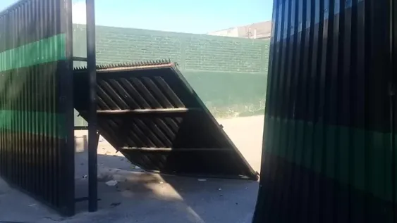 [VIDEO] Impactó de lleno con su auto contra un portón del Club San Martín y huyó