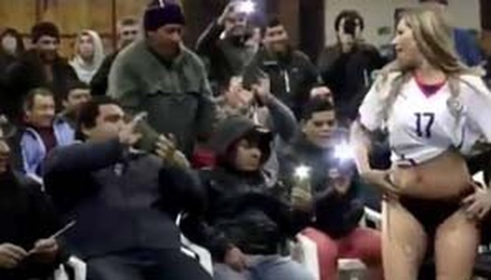 Un municipio festejó el Día del Padre con un show hot
