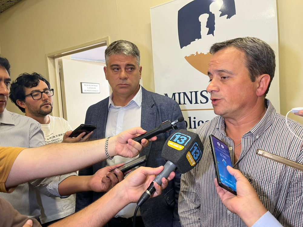 Los fiscales Francisco Pizarro y Sebastián Gómez, junto con un equipo de ayudantes fiscales, son los encargados de llevar a cabo la investigación por la denuncia presentada por Marcelo Arancibia, que pone en la mira presuntas irregularidades en la obra del Acueducto Gran Tulum.&nbsp;