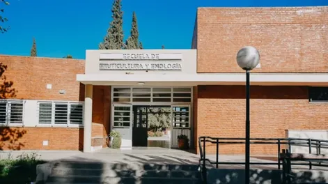 Frente de la Escuela de Enología - Imagen ilustrativa.-