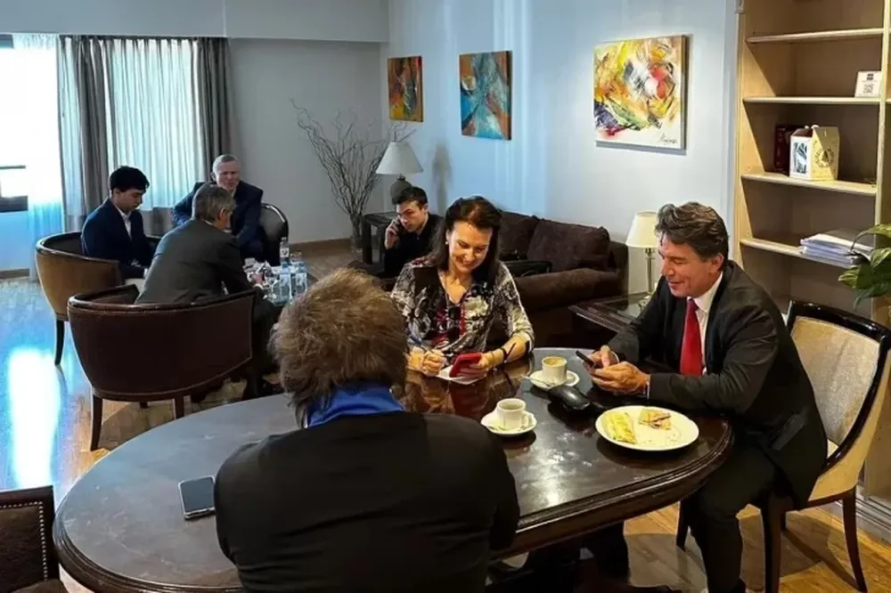Pese al primer contacto, se posterga el inicio de la transición entre Alberto y Milei