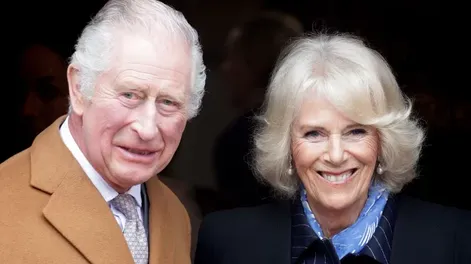 El rey Carlos III, enfermo de cáncer, se encuentra “muy bien”, según la reina Camila