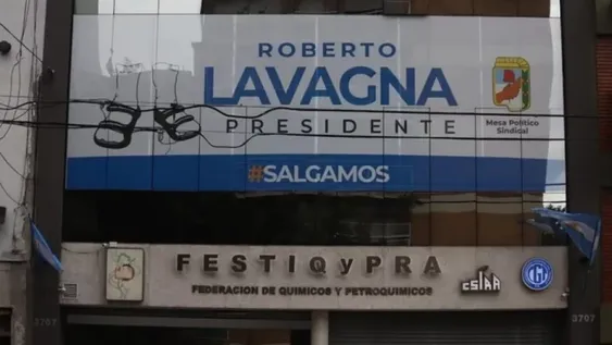 Los gremios lanzaron afiches de Lavagna con una imagen de sandalias con medias