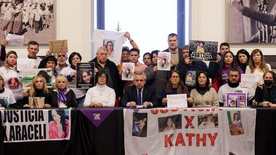 Alberto Fernández recibió a familiares de víctimas de femicidios