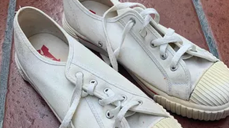 Puso a la venta zapatillas decoradas con dientes “humanos” y desató una polémica