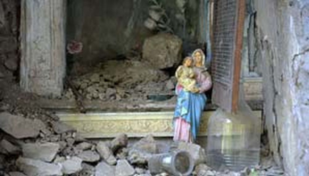Una imagen de la Virgen, intacta tras el devastador sismo de Italia