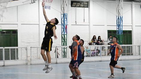 Oferta. El Polideportivo de Rodeo albergó la primera fecha del Torneo Apertura de básquetbol en Iglesia.