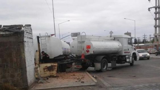 El camión que derramó combustible no estaba habilitado para ese tipo de carga