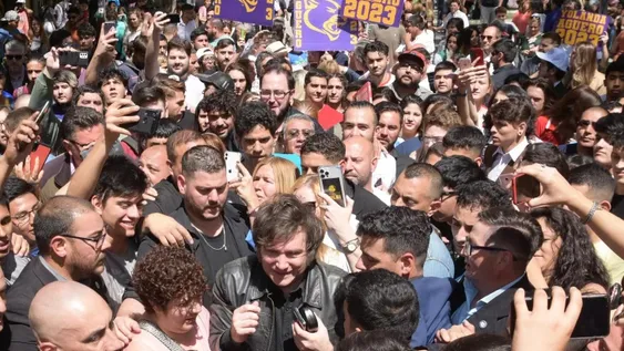 Euforia joven por la llegada del “rockstar” de la política nacional