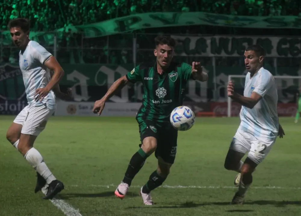 TOMY Fernández intenta superar a dos rivales. San Martín perdió en el debut. Hoy tiene una difícil visita a Riestra.