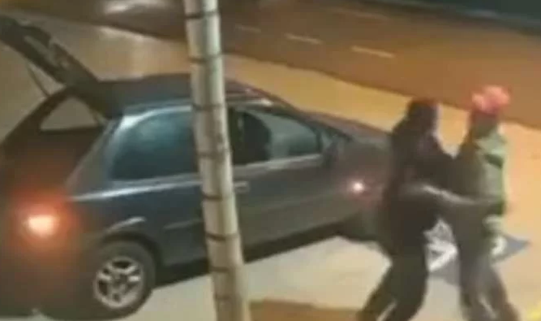 Los ladrones más torpes del mundo: intentaban robar un televisor y se hicieron virales