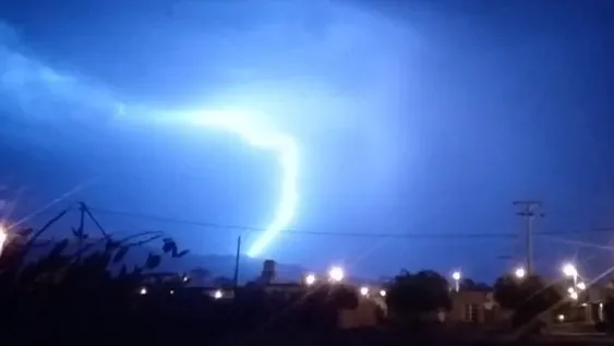 Las tremendas imágenes de los rayos en el cielo sanjuanino durante la tormenta de anoche