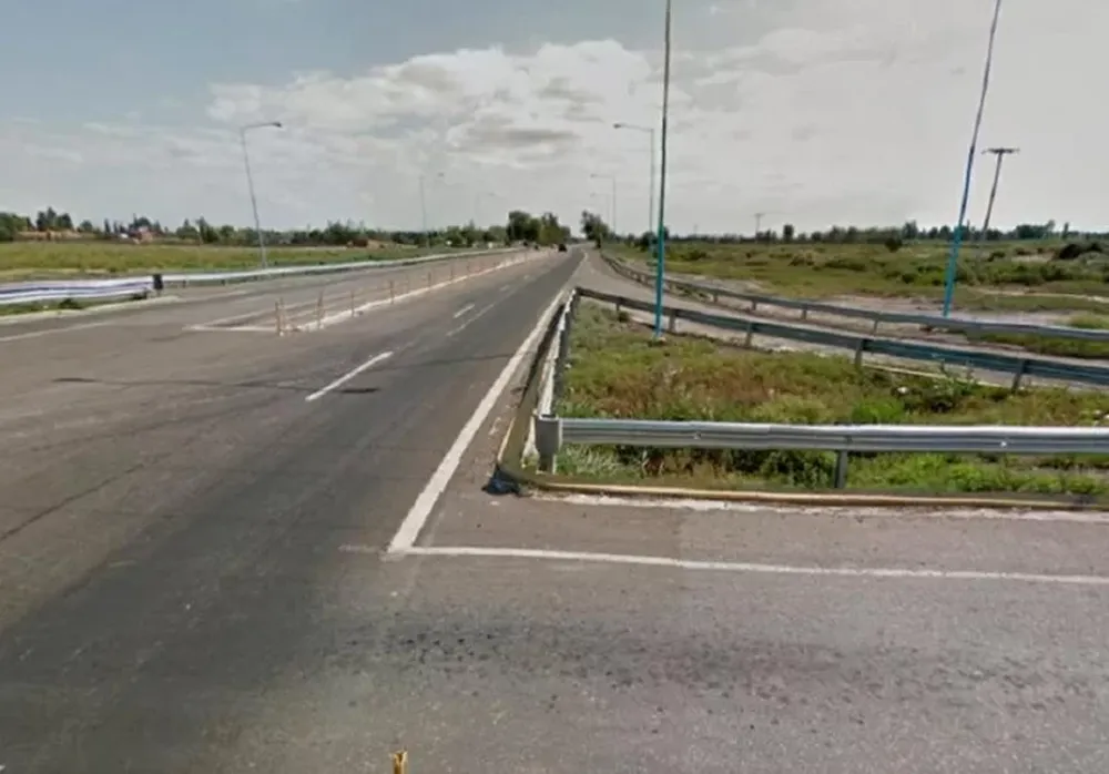 Un hombre de 55 años iba en moto, chocó con una camioneta y sufrió fracturas y golpes