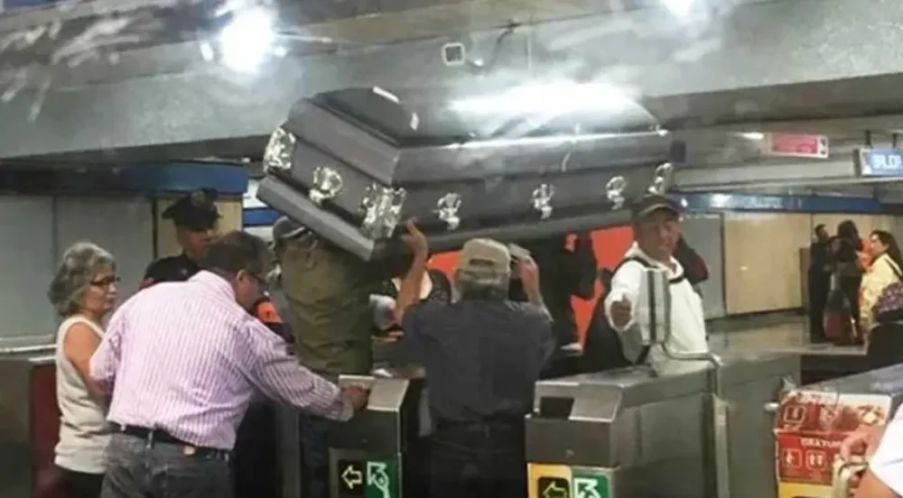 No tenían dinero para un coche fúnebre y subieron el ataúd al metro