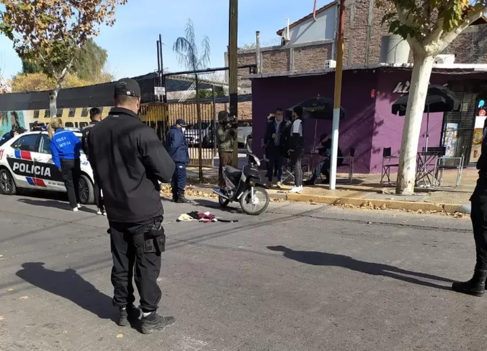 Quiso robar una moto en pleno centro y fue aprehendido por un policía que esperaba el micro