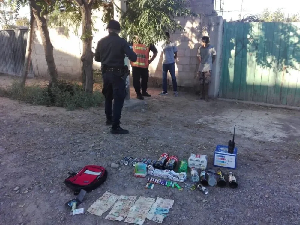 En plena cuarentena salieron a robar bebidas alcohólicas, cigarrillos y chicles