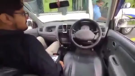 creo un auto sin conductor y quiso demostrar que funcionaba, pero termino chocando contra un patrullero