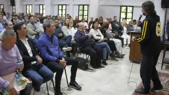 Ante políticos, el padre Pepe pidió seguirel ejemplo de “dirigente” de Francisco