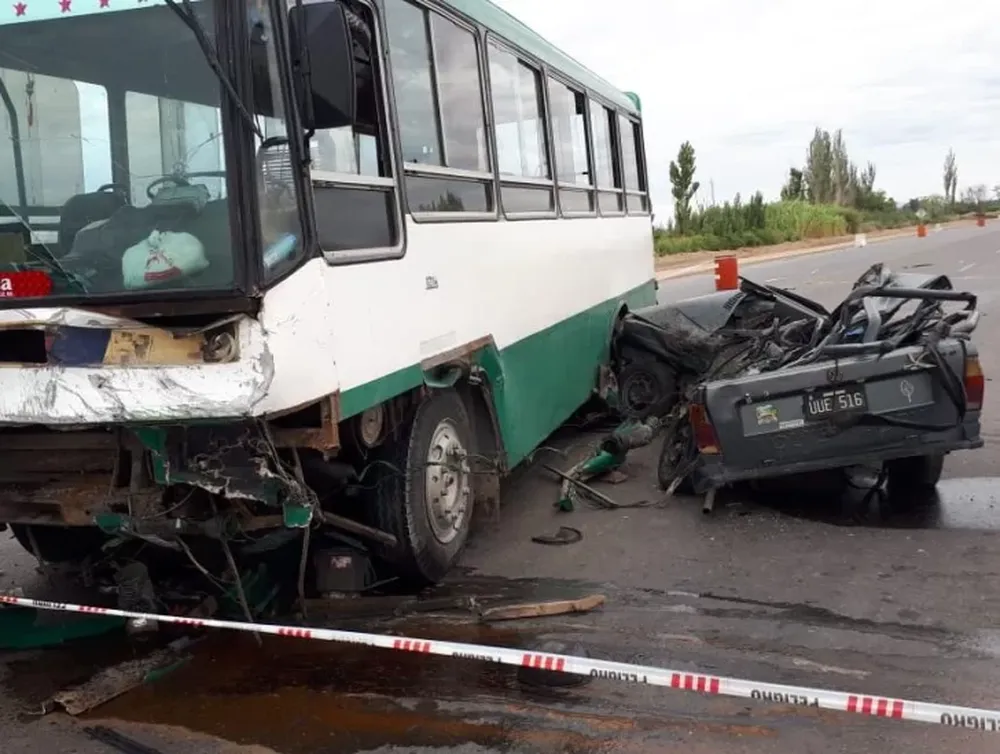 Un muerto en un tremendo accidente entre un colectivo y una camioneta