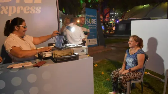 Cientos de personas renuevan su DNI en la FNS