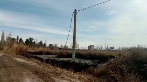 Vecinos de Médano de Oro sin luz por un incendio que quemó postes del tendido eléctrico