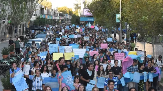 Desde una procesión con antorchas hasta shows para defender la dos vidas