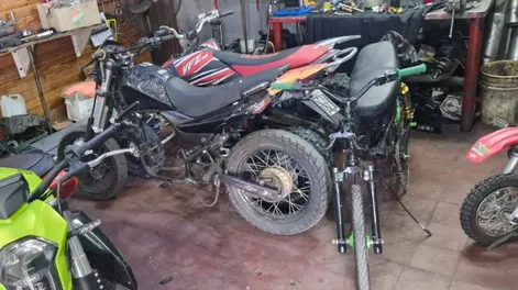 Cayeron dos hombres por el robo en un taller: recuperaron una moto robada y herramientas