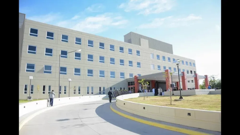 Recibió una fuerte descarga eléctrica y terminó en el hospital