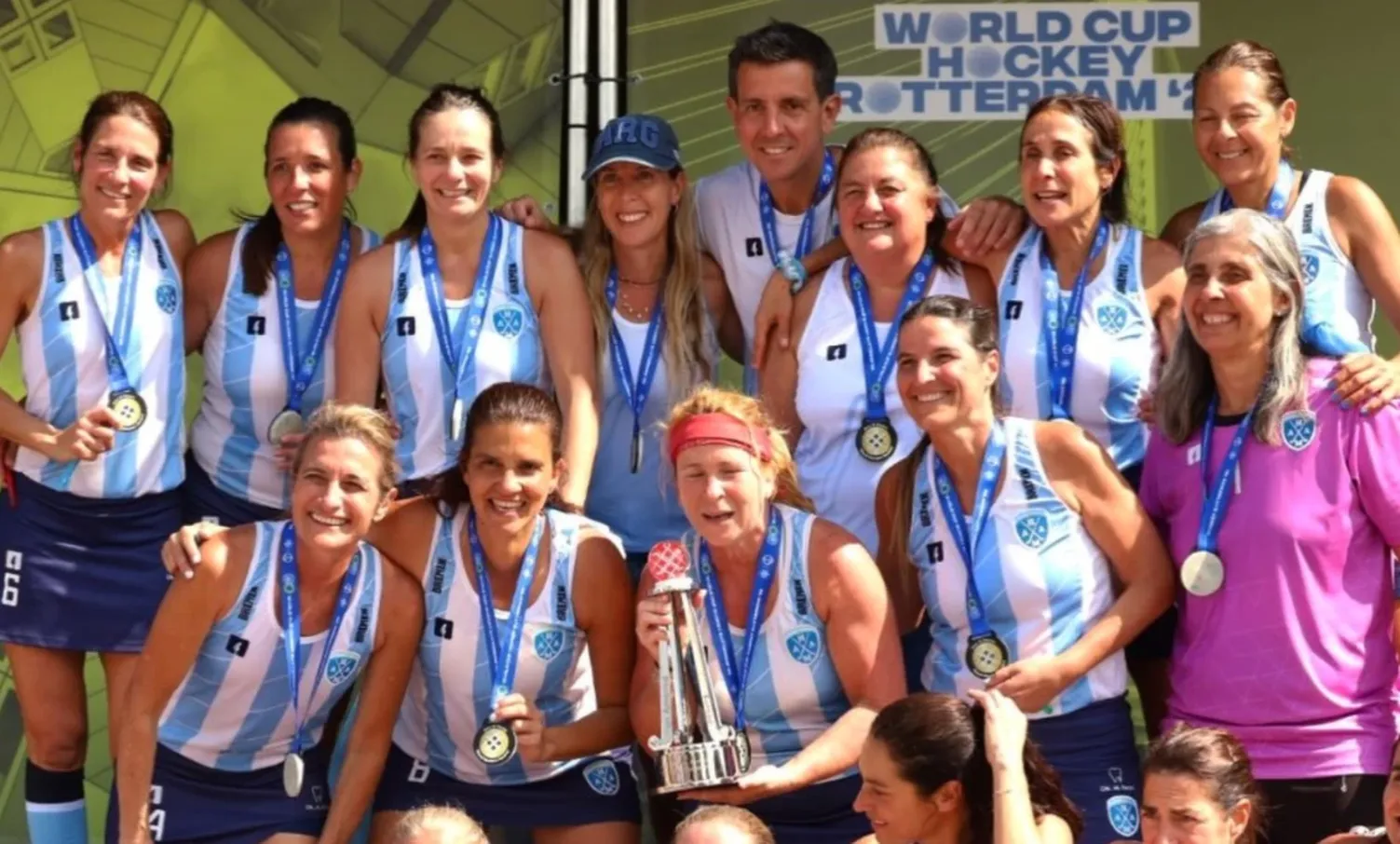 La selección de Hockey femenina + 50.