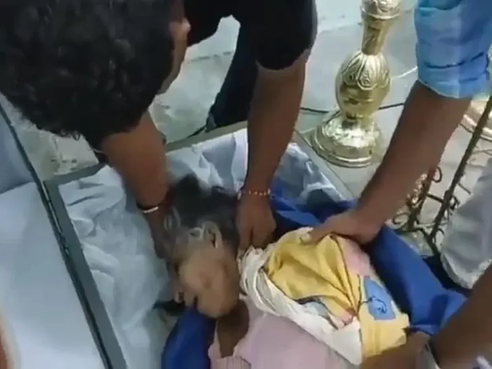 [VIDEO] Una anciana se despertó dentro de un ataúd durante su propio velatorio