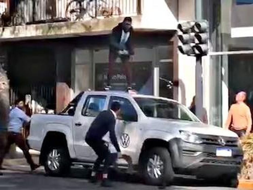 [VIDEO] Destruyó con un palo una camioneta y lo bajaron de un “conazo”