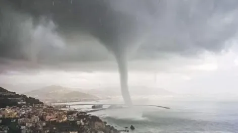 [VIDEO] Una espectacular tromba marina sorprende a todos en la costa del Líbano