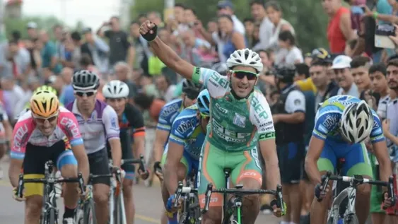 Dotti voló en la crono y lidera la general