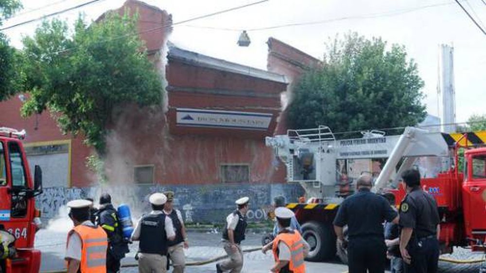 Se incendió y derrumbó un depósito en Buenos Aires: ascienden a nueve los muertos