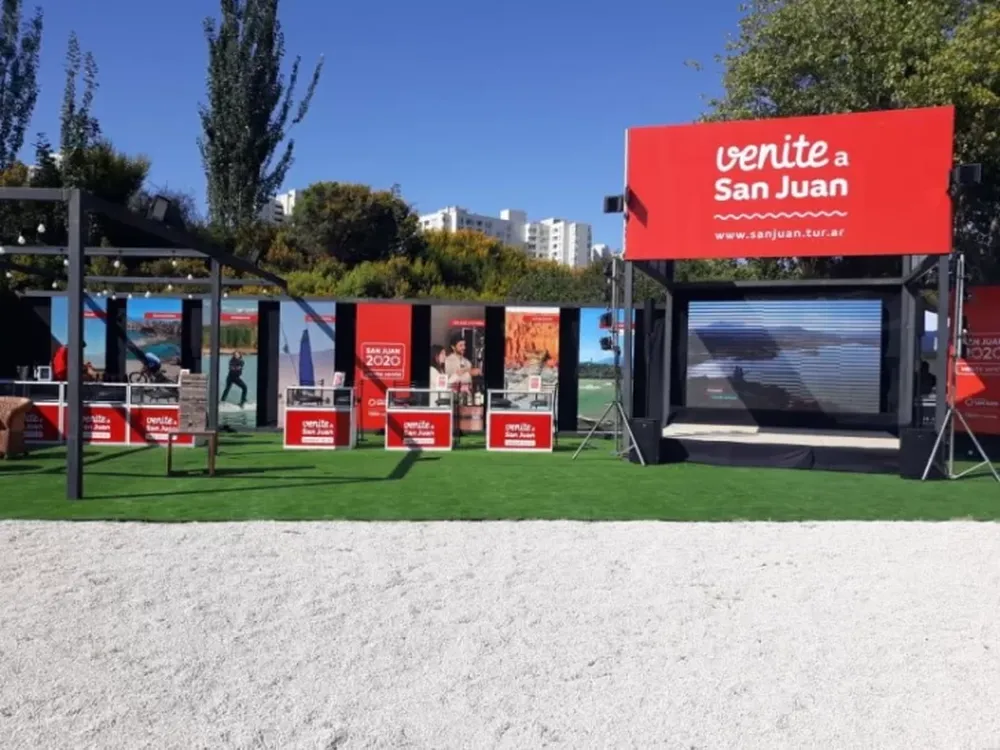 Dinosaurio mecánico, vinos y juegos: el stand de San Juan se luce en la Expo Coquimbo