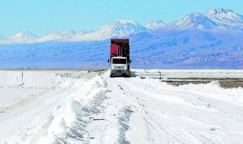 Chile anunció que la explotación del litio será bajo una asociación público-privada