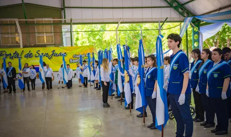 Santa Lucía homenajeó a sus estudiantes destacados en un emotivo acto