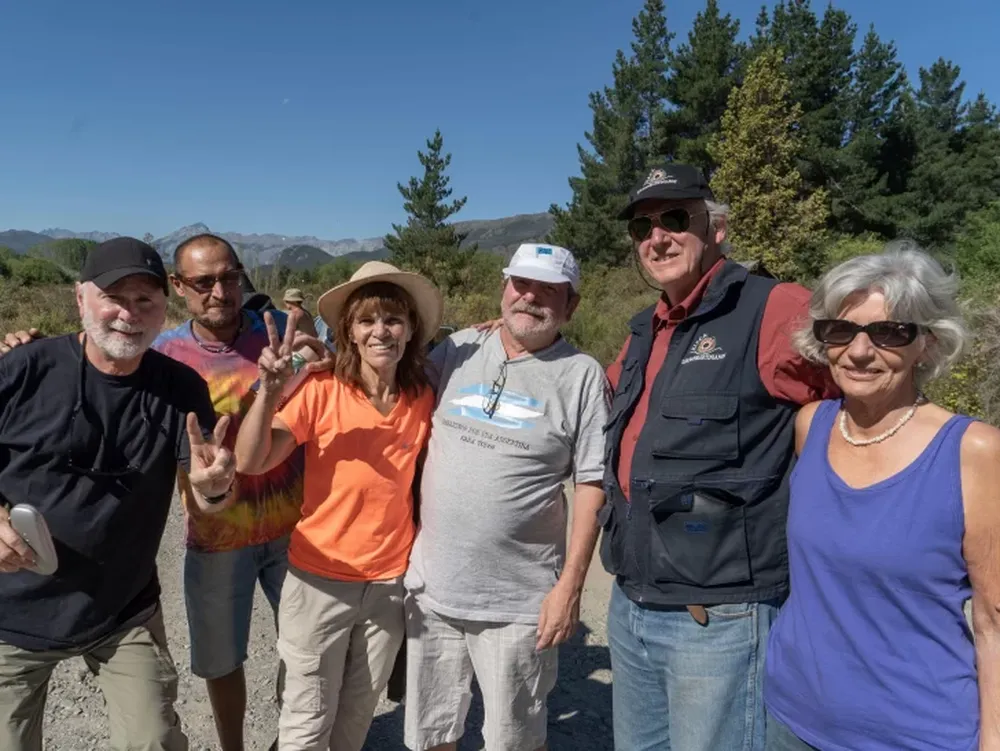 Más de 1.000 personas de 120 organizaciones marchan a Lago Escondido