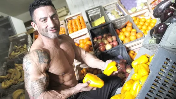 El verdulero que brilla por su musculatura